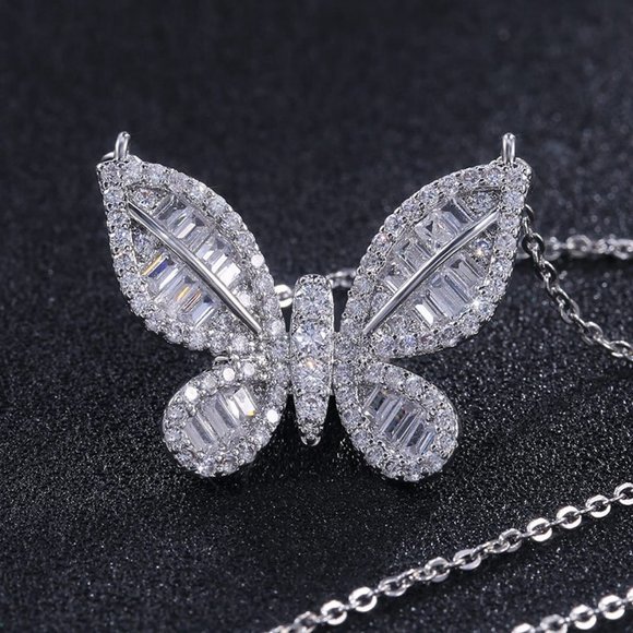 *NEW 18K White Gold Diamond Butterfly Necklace A - Picture 2 of 7